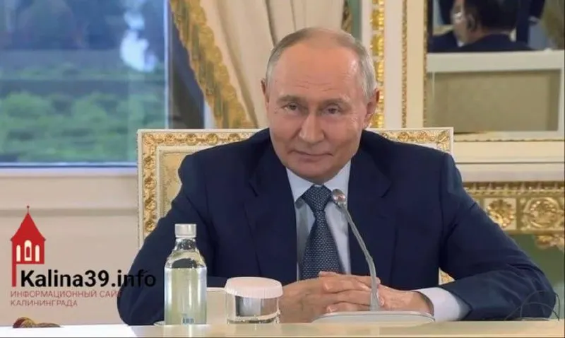 На ПМЭФ президент заявил, что реальные доходы за последние годы выросли более чем на 28%, а зарплаты — более чем на 25%. Одновременно жители отмечают рост цен на продукты, топливо, коммунальные услуги и жильё.