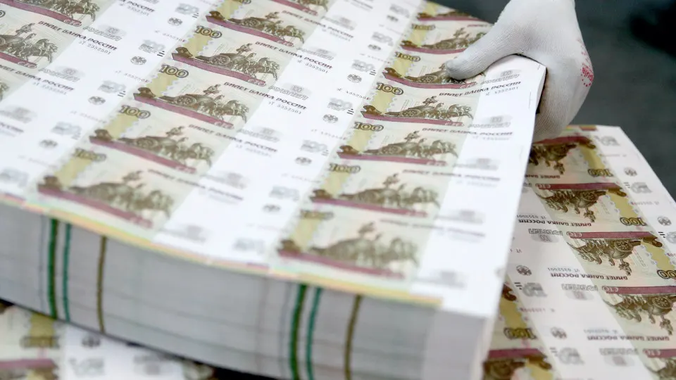 Продолжается массовый отток наличных из банков: с начала года бумажных банкнот в обращении стало больше на 1,09 трлн рублей. Центробанк ужесточил контроль за снятиями и внесениями наличных.