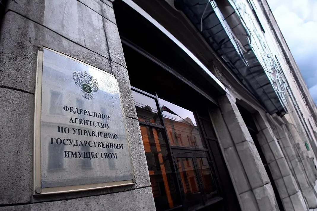 Депутаты отменили ценовой порог и обязательную полугодовую паузу между торгами — теперь любое изъятое у коррупционеров жильё можно выставлять на продажу. Закон также вводит реестр оценщиков, ужесточает требования к организаторам торгов и защищает религиозную собственность от срока давности при оспаривании приватизации.