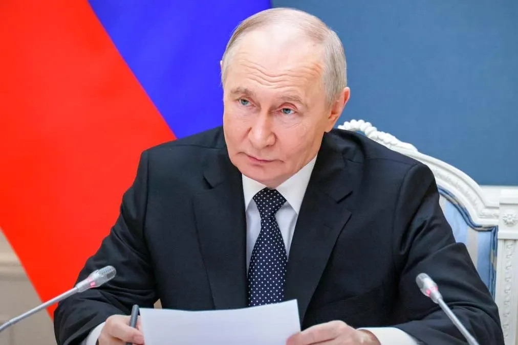 Указ расширяет действие механизма по специальной схеме расчётов с иностранными кредиторами на обязательства по вкладам перед гражданами и организациями из стран, признанных «недружественными». Документ вступил в силу 1 июня 2026 года.