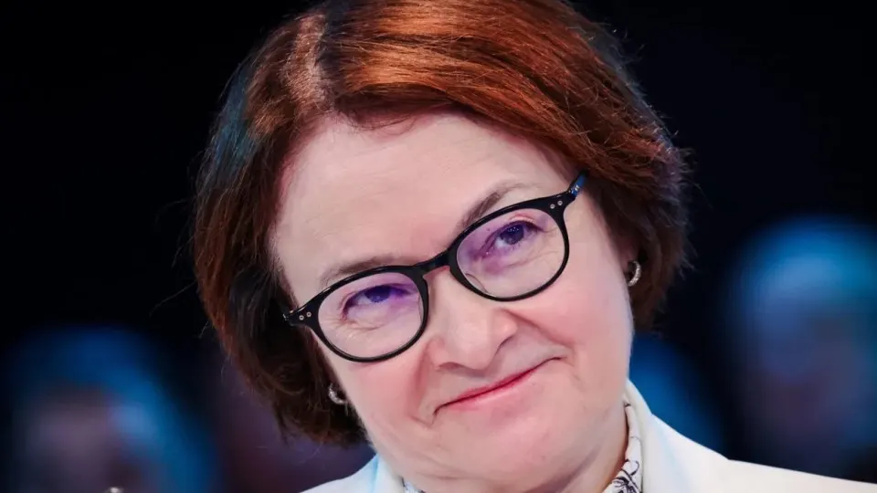 Отсутствие главы Центробанка на ключевых событиях спровоцировало слухи и ускорило дискуссию о снижении ключевой ставки. Принятые изменения в бюджете дают правительству большие полномочия по расходам, в том числе на войну, что усиливает риски инфляции и стагфляции.