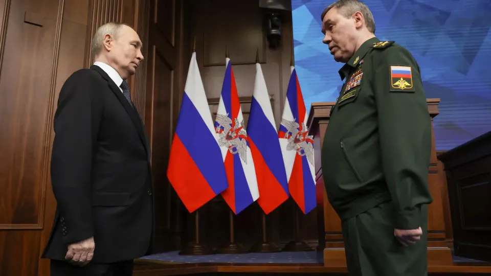 В мае российские войска предприняли рекордное число штурмовых атак — около 7 тысяч, однако при этом армия второй месяц подряд теряет территории; наблюдатели связывают это с контратаками, ударами дронов и ограничениями связи на фронте.