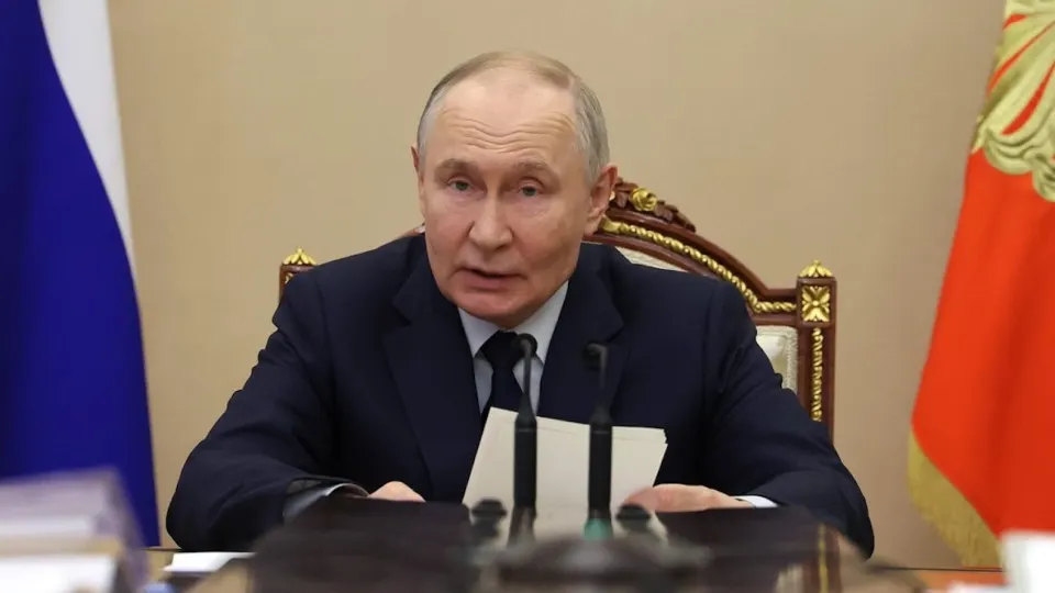 Президент заявил, что ситуация с инвестициями контролируема и меры власти дают результат, хотя инвестиции в первом квартале упали на 14,3%. Компании сокращают вложения из‑за высоких ставок, снижения прибыли и внешних ограничений, а бюджетные возможности для стимулирования ограничены.