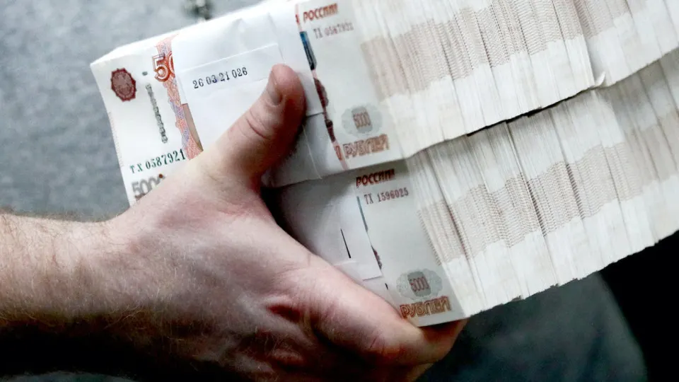 Банки отмечают значительный отток средств в наличные: объём банкнот в обращении достиг рекордных 20 трлн рублей, за апрель из банков ушло 600 млрд рублей. Центробанк ужесточил контроль за операциями с наличными.