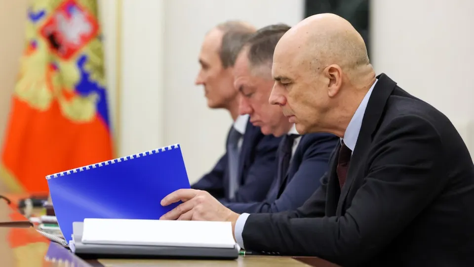 Индекс RGBI обновил минимумы, а доходности государственных облигаций поднялись до годовых 15,5%. Ухудшение на долговом рынке связано с ростом бюджетных рисков, ожиданиями высокой инфляции и сдержанной политикой Центробанка.