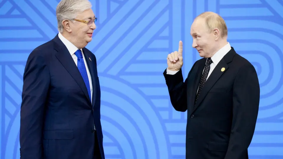 Из‑за сокращения выпуска бензина внутри страны российские власти ведут переговоры с Казахстаном о поставках около 50 тыс. тонн Аи‑92. Рассматривается схема процессинга и возможный обмен на авиакеросин, пока правительство ищет дополнительные источники топлива и разрешает выпуск продукции по пониженным стандартам.