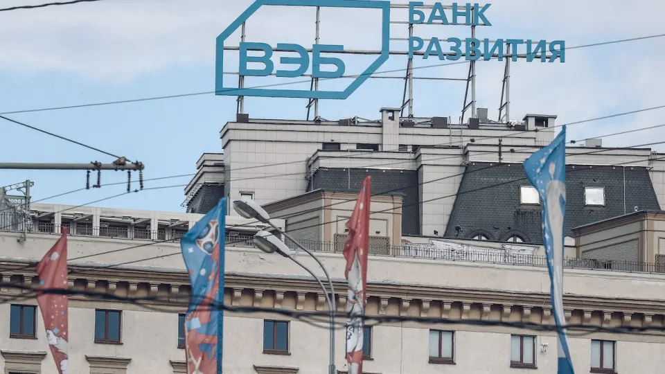 Крупный госбанк ВЭБ планирует сокращение персонала на 15% и снижение бюджета в 2027 году на фоне «кредитного охлаждения» экономики и указаний правительства. Решение затронет и дочерние структуры.