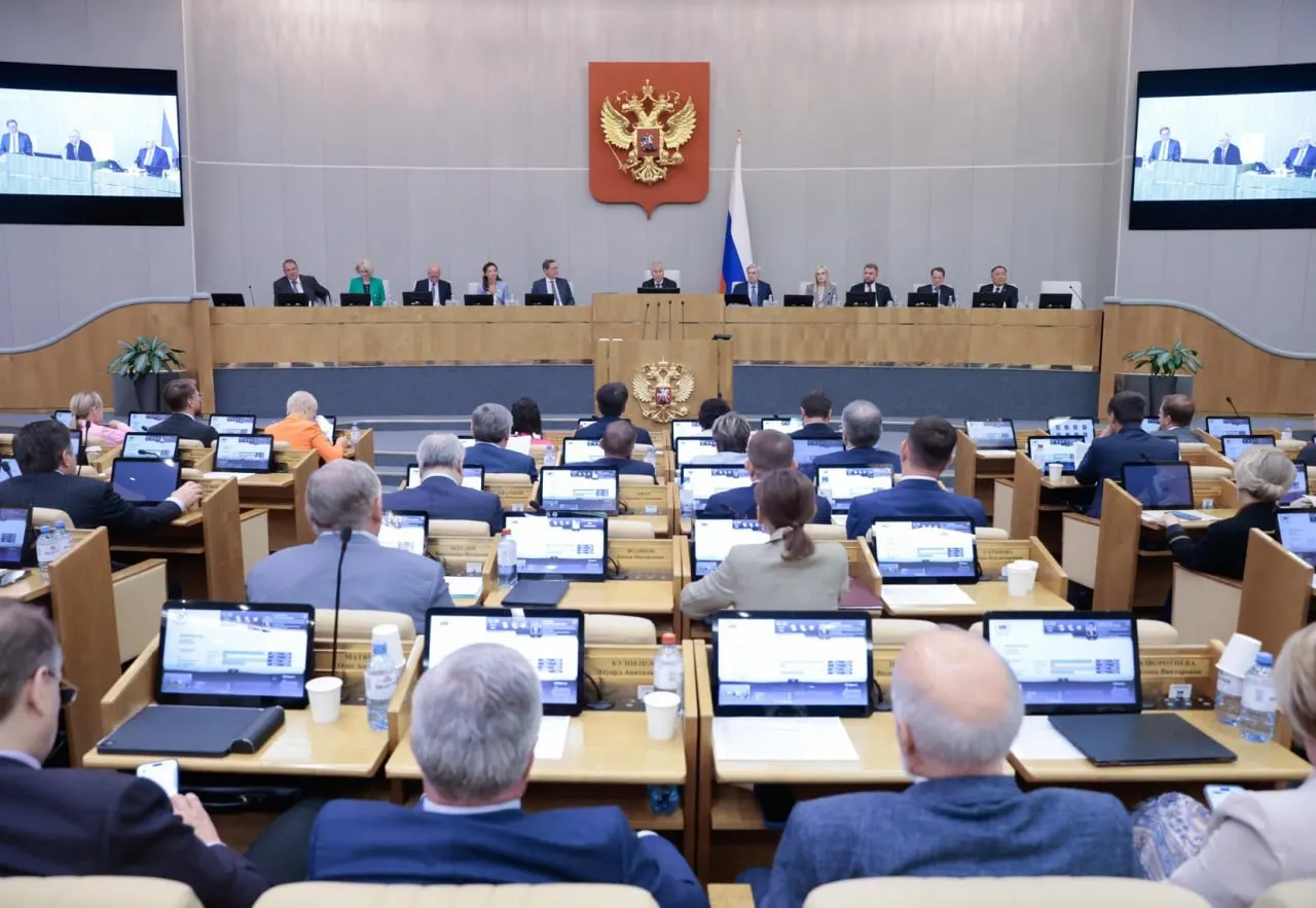 Анализ по данным системы обеспечения законодательной деятельности показал: Госдума одобряет 84% правительственных и 99% президентских инициатив, тогда как «депутатские» проходят примерно в 25% случаев. Исполнительная власть доминирует в экономическом законодательстве.