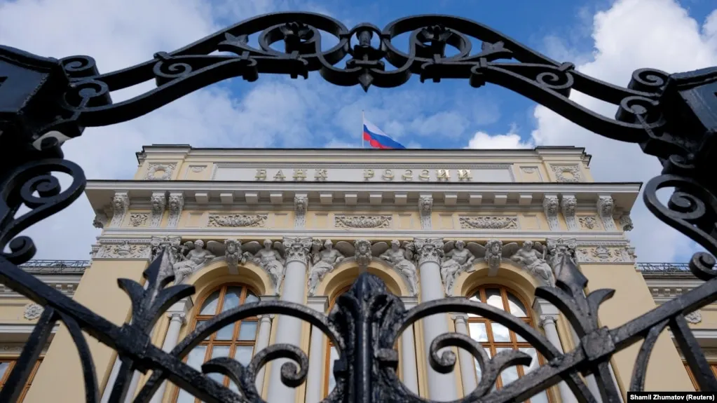 ЦБ понизил прогноз роста ВВП на 2026 год до 0–1% и повысил прогноз инфляции до 6–7%. Регулятор оценивает первичный структурный дефицит бюджета в 2% ВВП — при этом общий дефицит может достичь примерно 3,6% ВВП (около 8,2 трлн ₽).