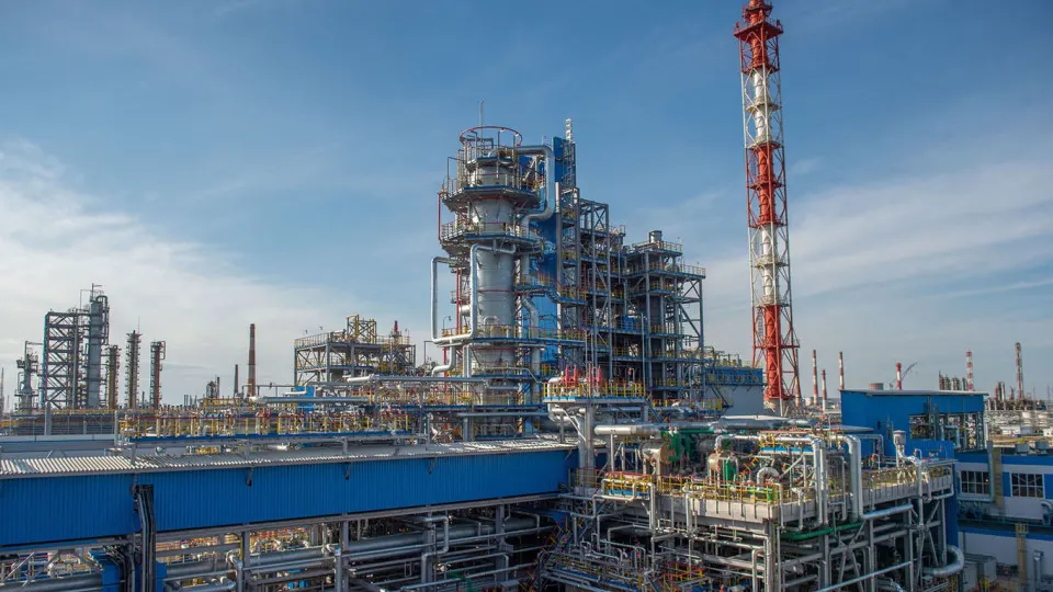 После атаки беспилотников крупнейший нефтехимический завод приостановил работу основных установок; восстановление может занять от нескольких недель до месяцев и усиливает дефицит топлива в стране.