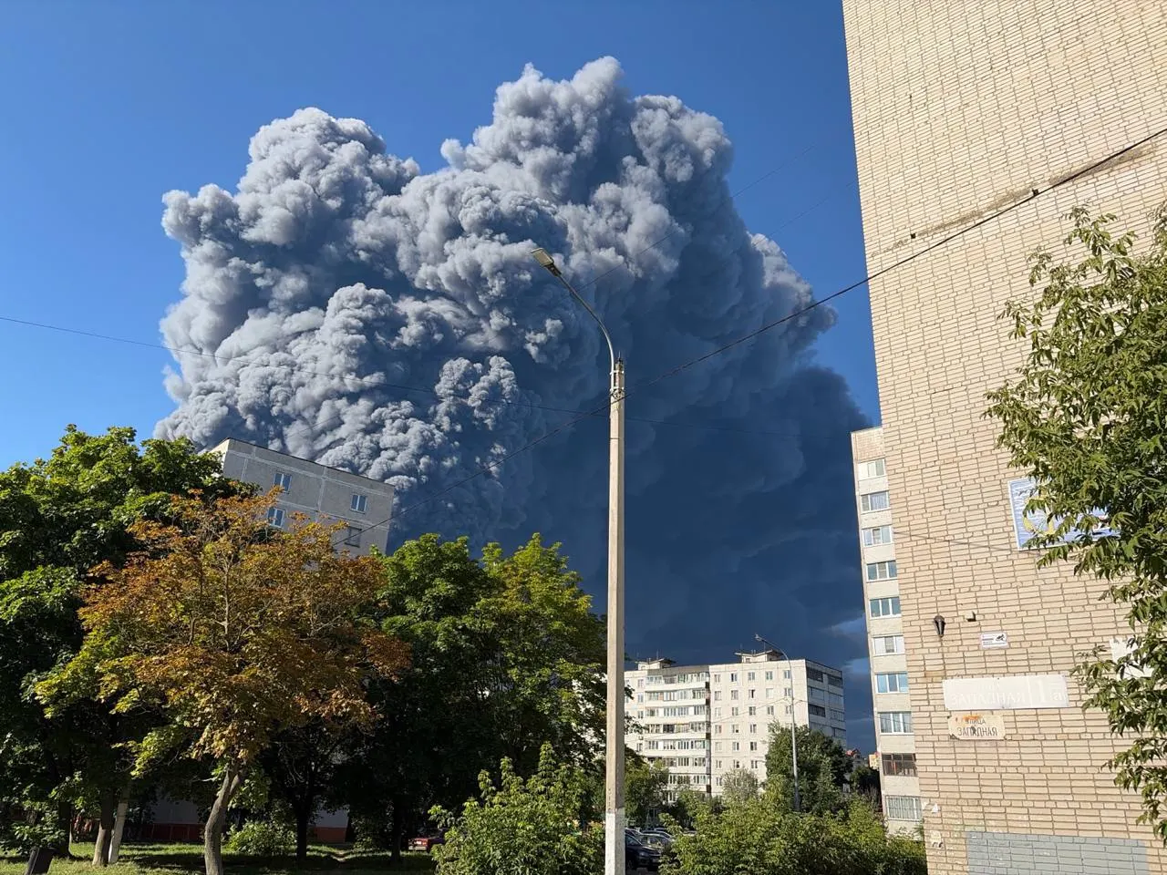 Ночью были поражены логистические центры в Тамбовской области и Подмосковье. По последним данным, семь человек погибли, десятки получили ранения, многие госпитализированы.