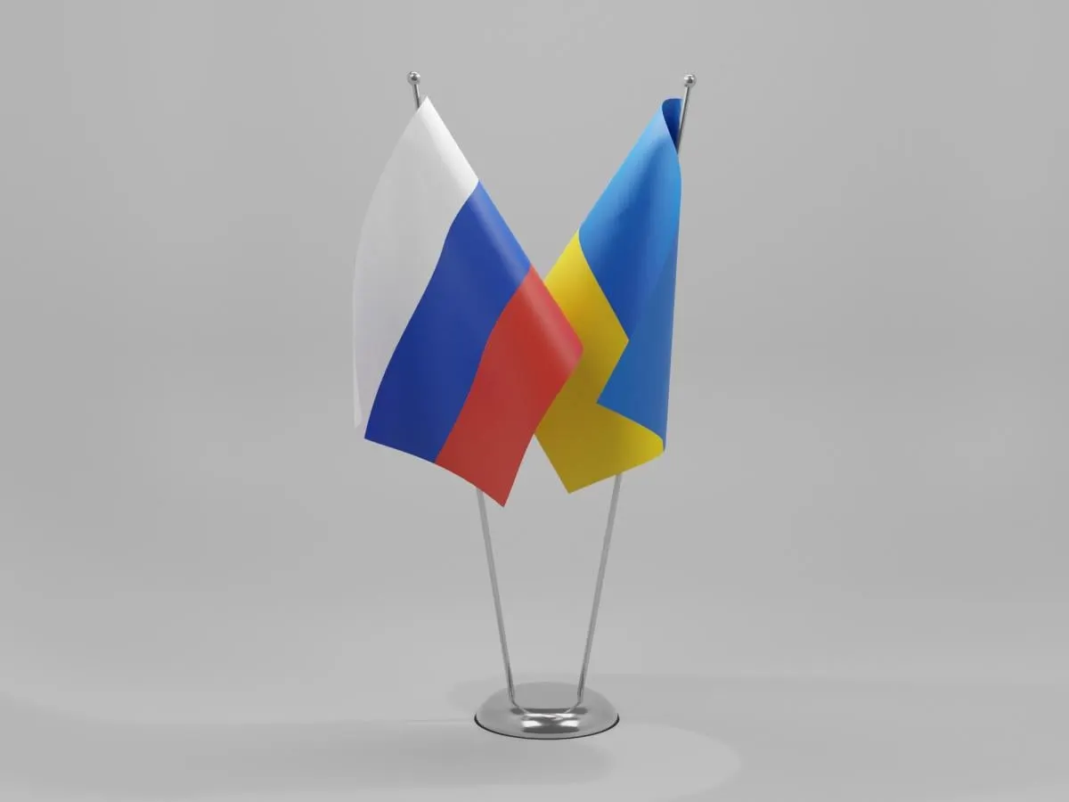 Интенсивные удары по нефтяной и энергетической инфраструктуре России вызвали рекордный рост нападений и топливный дефицит; при этом Москва настаивает на радикальных уступках со стороны Киева, из-за чего мирные переговоры в ближайшие месяцы маловероятны.