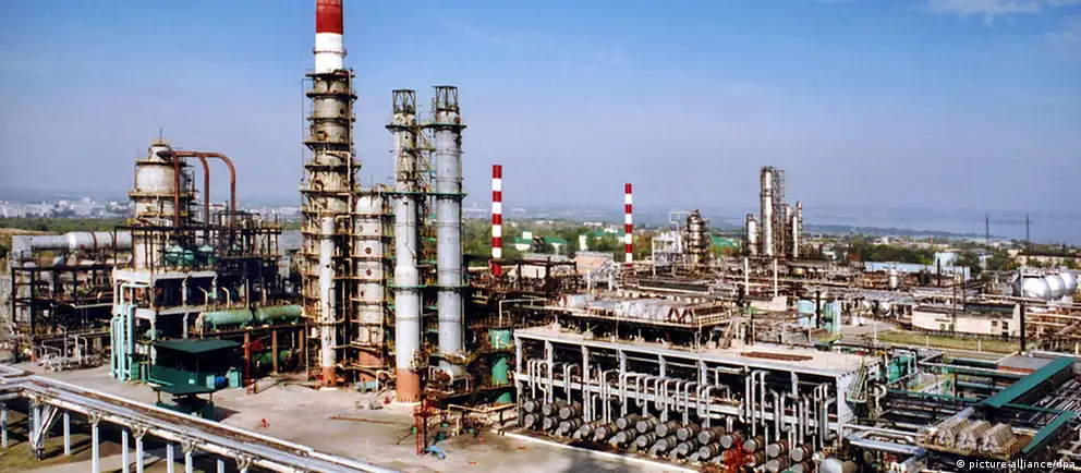 Ночью заявлены удары по нефтеперерабатывающему заводу в Сызрани, нескольким судам в Азове и массовые отключения электроэнергии в Крыму. Власти сообщают о погибших, пострадавших и перехватах беспилотников.