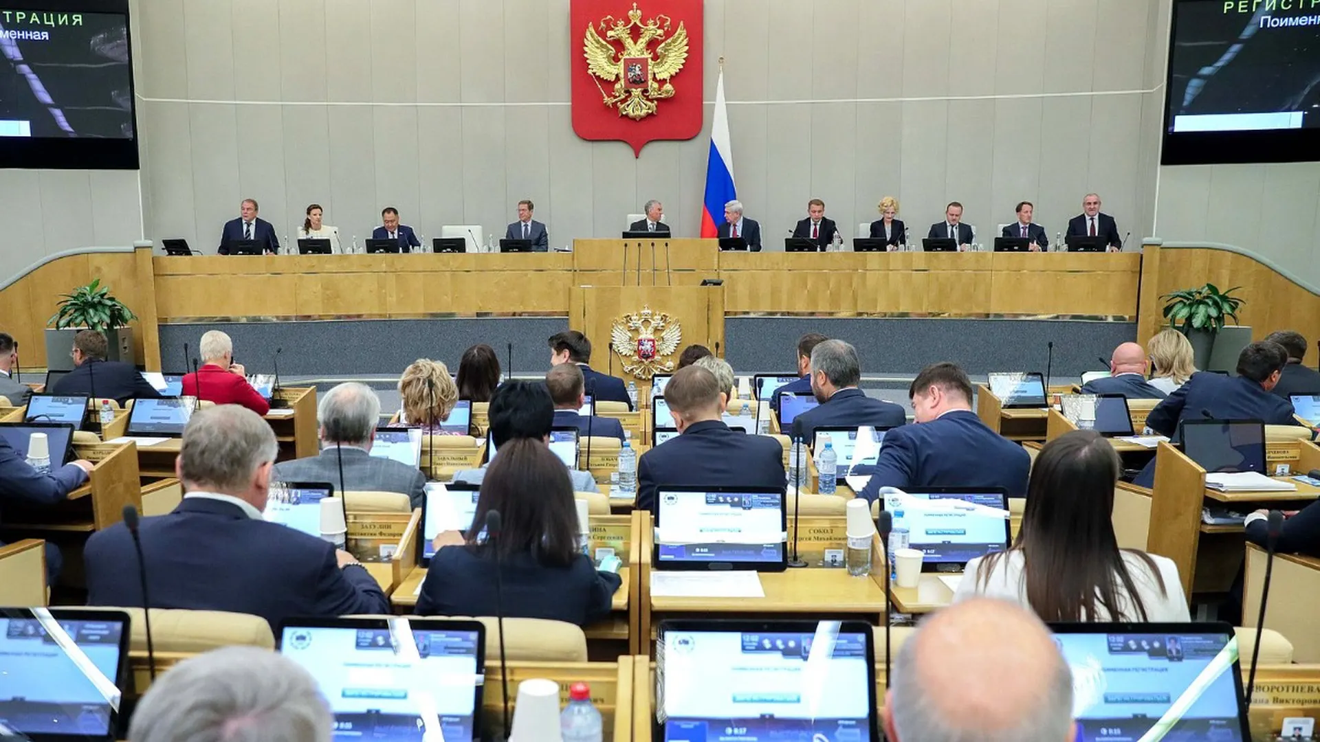Совет Госдумы рекомендовал включить в повестку 22 июля два законопроекта, вводящие запреты для лиц за границей, уклоняющихся от исполнения наказаний. Ведение реестра поручено Минюсту; законы могут пройти в ускоренном порядке.