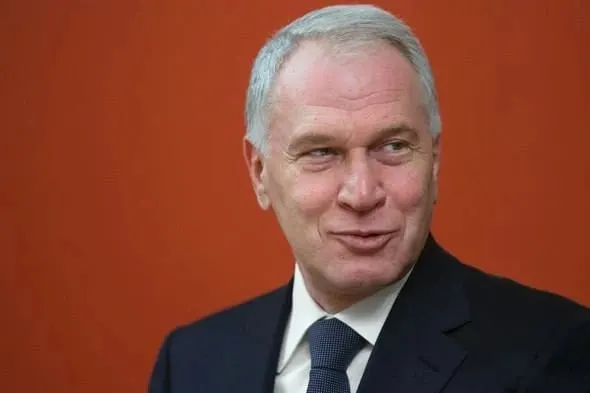 По указу президента Ковальчук получил орден III степени за вклад в социальные проекты, сохранение культурно‑исторических ценностей и благотворительность. По оценкам рейтинга его состояние весной составляло около $2 млрд; ранее он уже был награждён орденом IV степени.