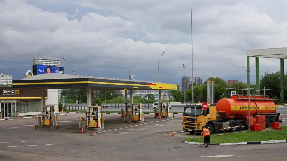 Из‑за перебоев с переработкой нефти интерес к присадкам для топлива и их стоимость резко выросли: поисковые запросы установили рекорды, а власти вводят ограничения и смягчают требования к качеству бензина.