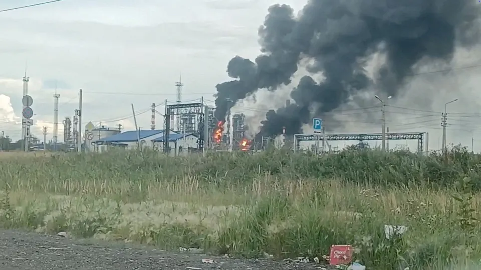 Производство нефтепродуктов резко сократилось: в июне спад составил 12%, год‑к‑году — 21,7%. Дефицит привёл к импорту, налоговым льготам и ограничениям на заправку техники.