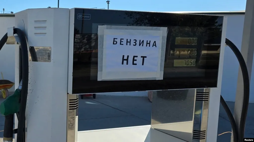 По данным Росстата, за 23–29 июня 2026 года в Севастополе зафиксирован рекордный недельный рост цен на бензин — на 30%. В стране наблюдается дефицит топлива, сокращение производства и логистические проблемы.