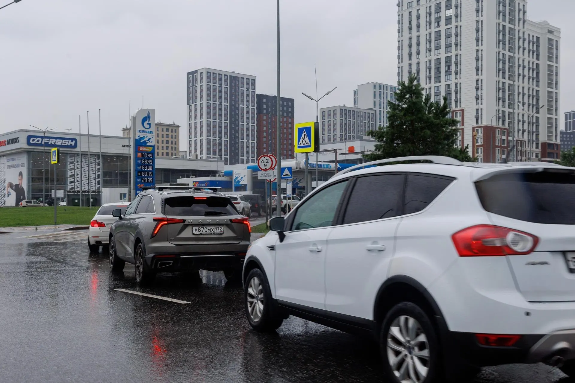 Власти ввели запрет на вывоз дизельного топлива, чтобы защитить внутренний рынок и стабилизировать цены. Эксперты называют шаг логичным, но временным — его эффект зависит от запасов, НПЗ и логистики.