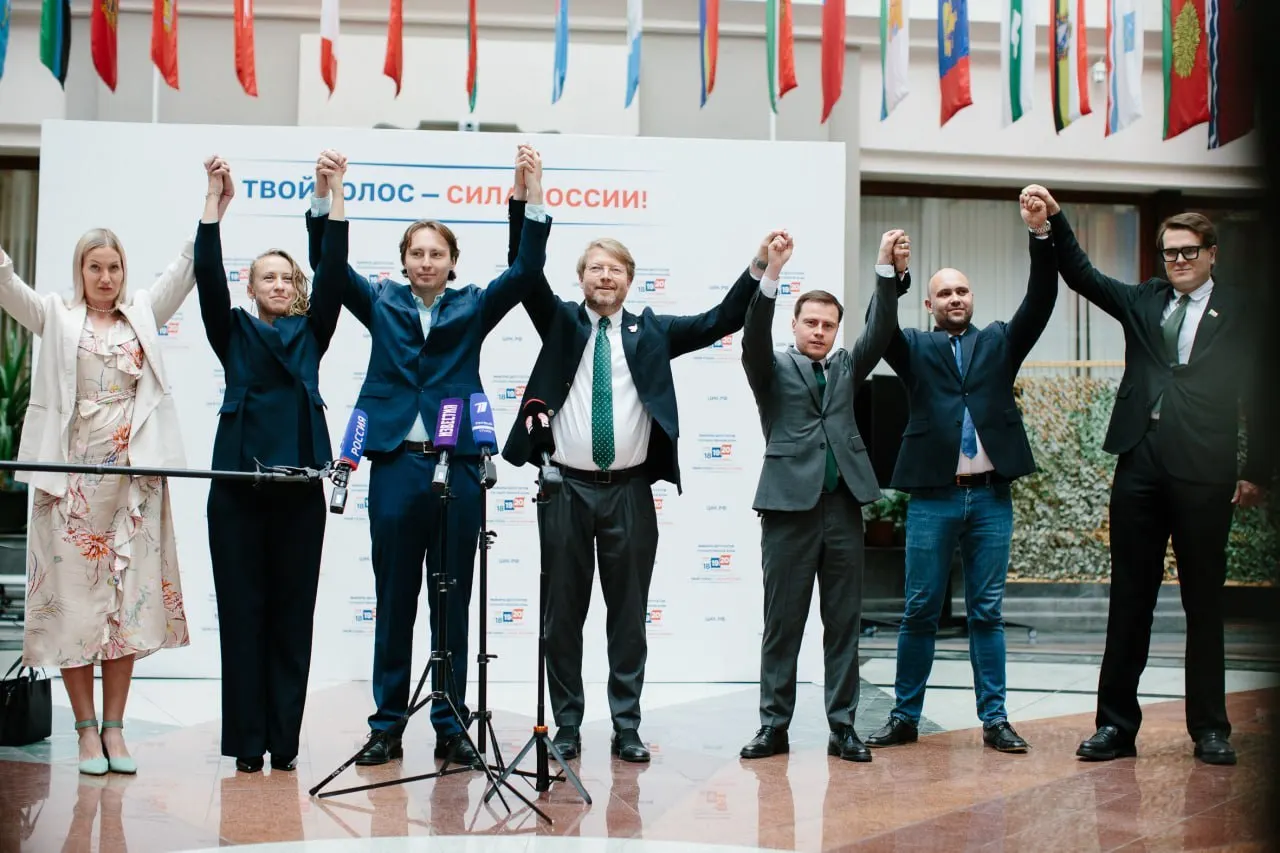 В федеральный список партии вошли 269 кандидатов. В нём есть представители Петербурга, но ряд претендентов не прошёл регистрацию; в самой партии предупреждают о жёсткой кампании и неопределённости перед выборами.