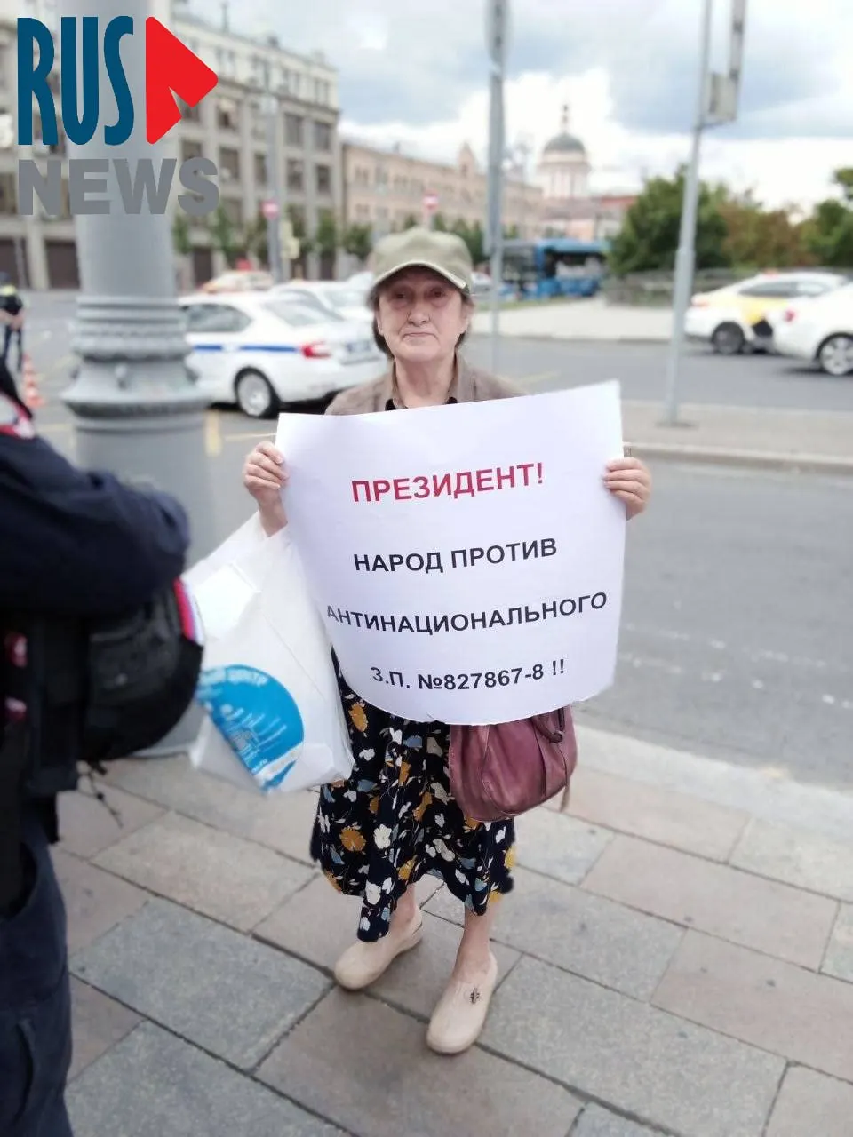На Старой площади остановили Наталью Шамину, которая пикетировала против законопроекта о передаче регионам права снимать объекты с охраны. Градозащитники предупреждают о риске массовых сносов в интересах застройщиков.