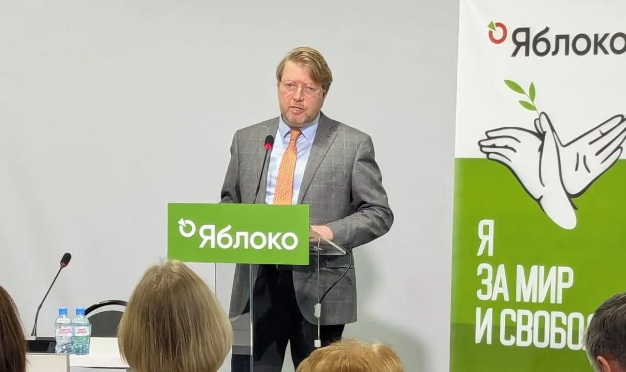 Верховный суд оставил в силе штраф в отношении Николая Рыбакова за публикацию с фотографией Алексея Навального. Партия намерена обжаловать решение в Конституционном суде.