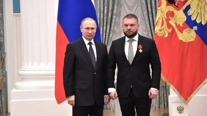 В официальной декларации одного из лидеров федерального списка «Единой России» указаны доли в зарубежных компаниях и фондах; партия утверждает, что к моменту подачи документов активы были отчуждены.