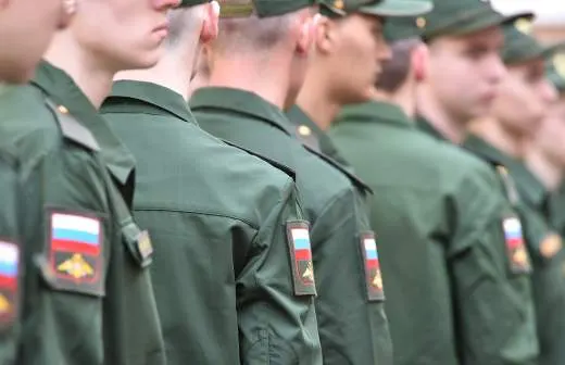 Правительство поддержало законопроект, позволяющий направлять призывников в пожарные подразделения МЧС для тушения пожаров и аварийно‑спасательных работ — по оценке ведомства, на службу могут направить несколько тысяч человек.