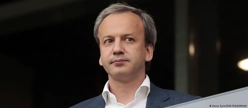 Аркадий Дворкович заявил, что будет оспаривать в суде своё включение в санкционный список ЕС и до решения суда добровольно прекратил исполнение обязанностей президента Международной шахматной федерации; временно его обязанности будет исполнять вице‑президент Вишванатан Ананд.