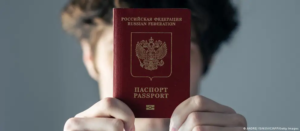 После возражений Франции и Италии Европейский союз пересмотрел первоначальный вариант визового запрета: ограничения планируют вводить только для лиц, которые непосредственно участвовали в боевых действиях в Украине. Перечень исключений расширен и включает гуманитарные и государственные причины.