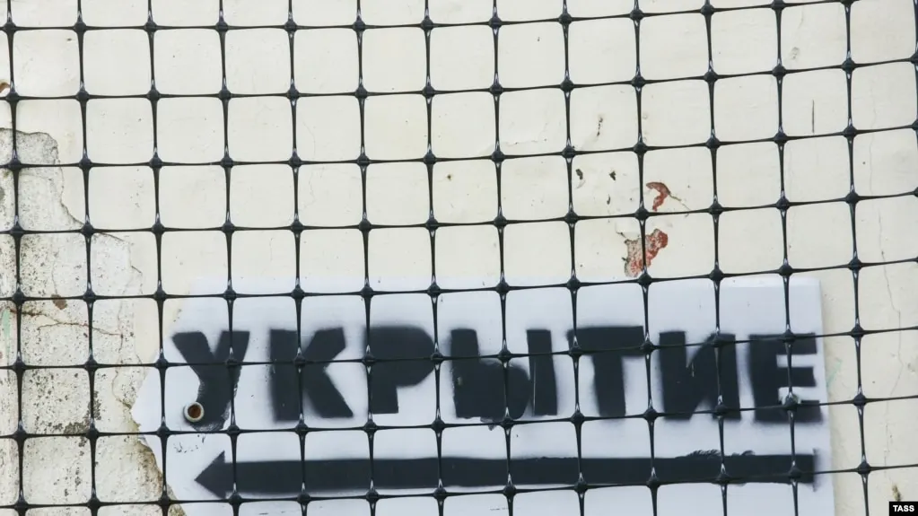 В Дзержинском округе Калужской области произошёл пожар на промышленном предприятии после удара беспилотников, пострадавших нет. Одновременно сообщают о ракетных ударах и перебоях в энергосистеме и газоснабжении в Белгородской области и о массовых перехватах БПЛА на разных направлениях.