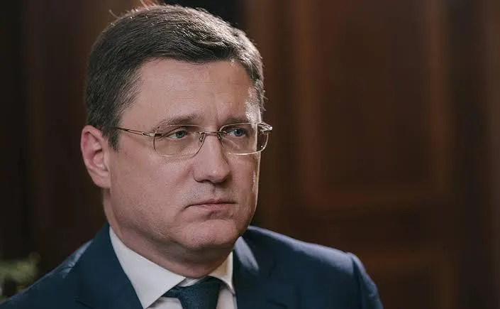 Власти утверждают об уменьшении очередей на АЗС после запрета экспорта и ручного регулирования, но аналитики отмечают простои НПЗ и высокий уровень невыполненных оптовых заявок — дефицит топлива может сохраняться ещё несколько месяцев.