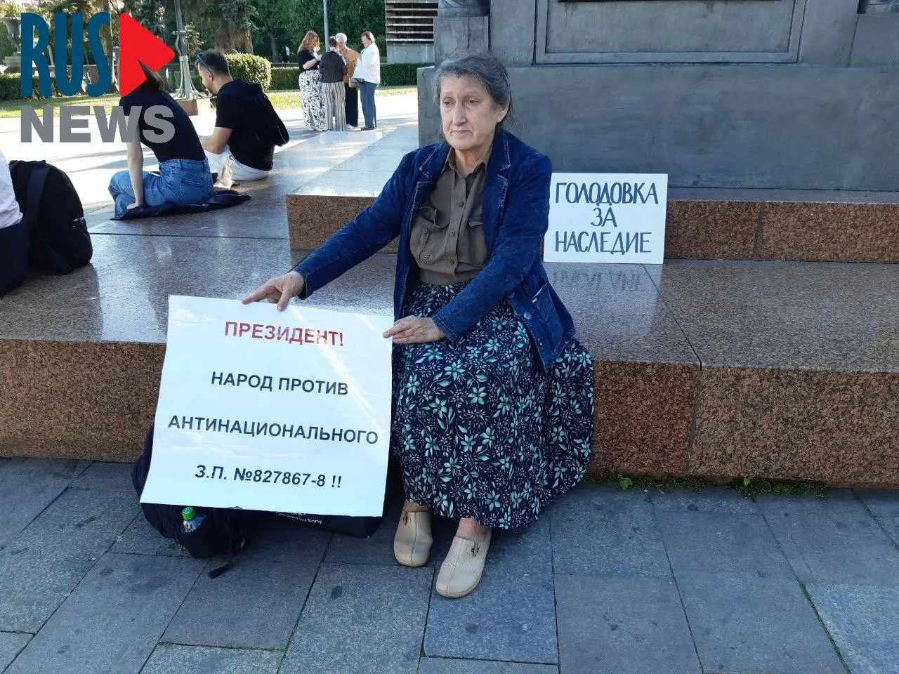Председатель новосибирского отделения ВООПИК Наталья Шамина устроила голодовку у памятника в Москве в знак протеста против законопроекта о передаче регионам права исключать объекты культурного наследия. Ранее аналогичную акцию объявила активистка из Новосибирска.