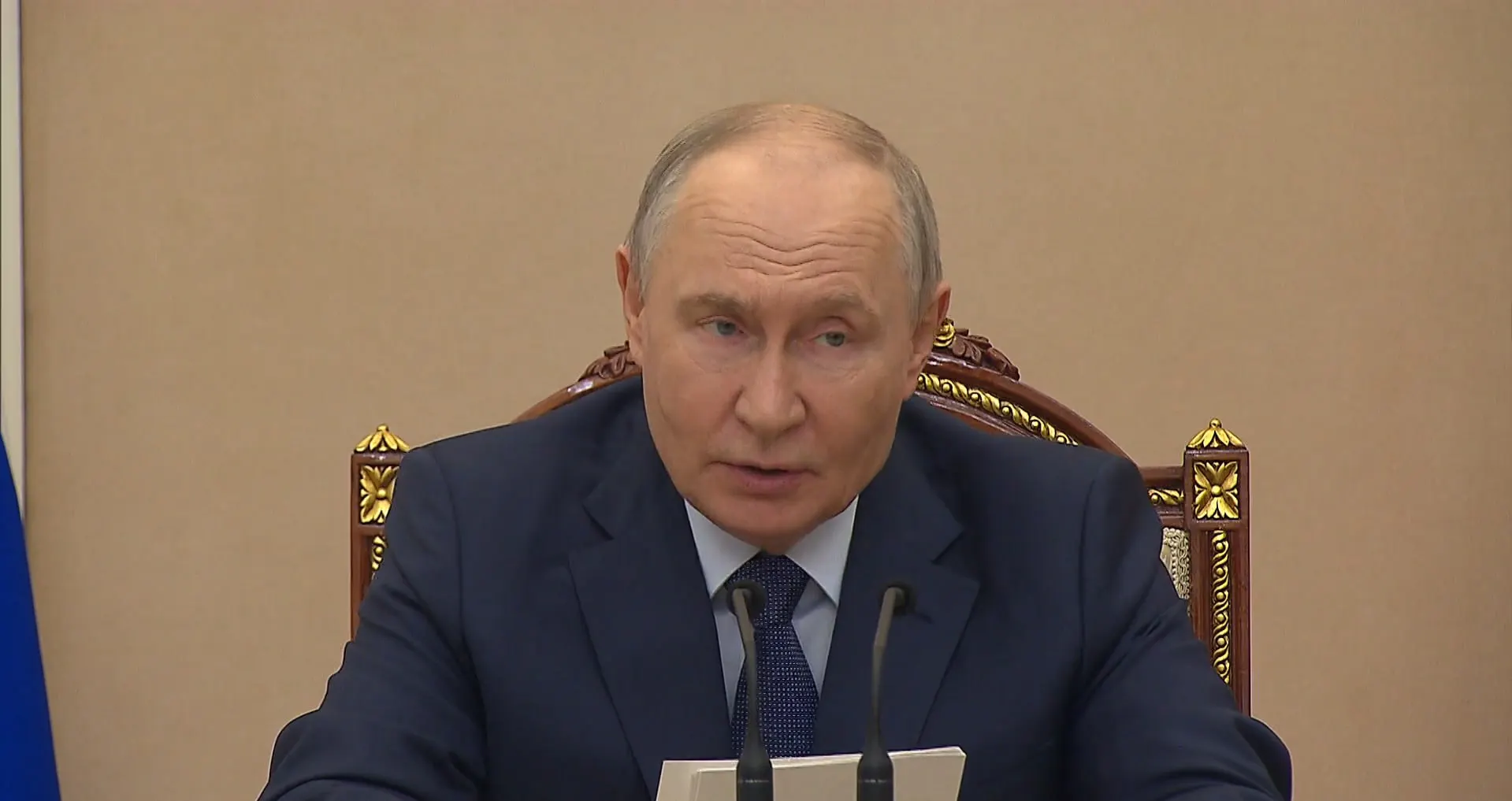 По итогам совещания президент отметил рост ВВП в мае, профицит федерального бюджета в июне и значительный рост нефтегазовых доходов. Дано поручение поддержать бюджеты регионов.