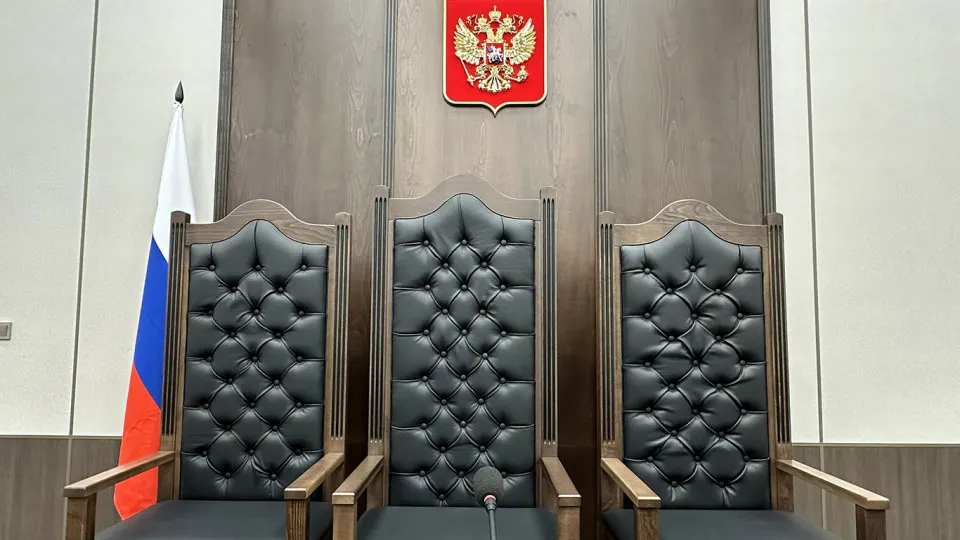 Правительственная комиссия одобрила законопроект, который позволит комплектовать аппараты судов секретарями и специалистами из числа студентов юридических вузов и выпускников средних профессиональных юрпрограмм. Эксперты предупреждают о рисках временного кадрового потока и необходимости улучшения условий труда.