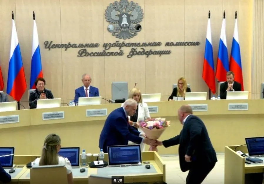 На 28-м заседании Центризбиркома единогласно зарегистрировали списки «Справедливой России», подтвердили право на участие 260 кандидатов, вручили удостоверение представителю ЛДПР и утвердили 43 финансовых уполномоченных «Яблока» в 42 регионах.