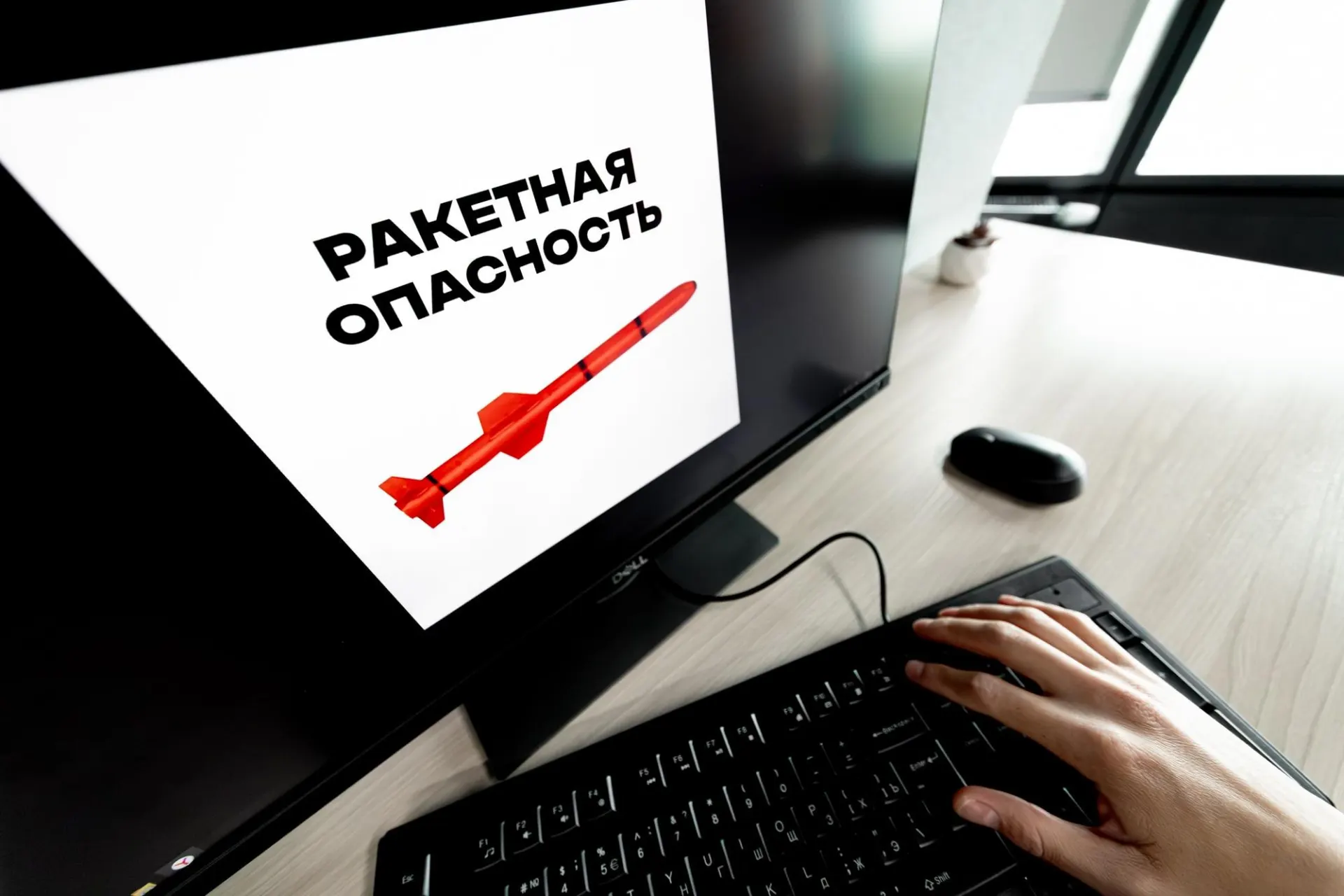 В нескольких регионах, включая Воронежскую область, зафиксированы предупреждения о ракетной опасности — в разных населённых пунктах прозвучали сигналы воздушной тревоги.