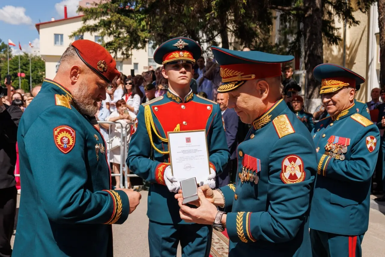 Начальнику Саратовского военного института Александру Белоглазову присвоено воинское звание «генерал-лейтенант». Погоны вручил заместитель директора Росгвардии Анатолий Маликов; информацию подтвердили в пресс-службе института.