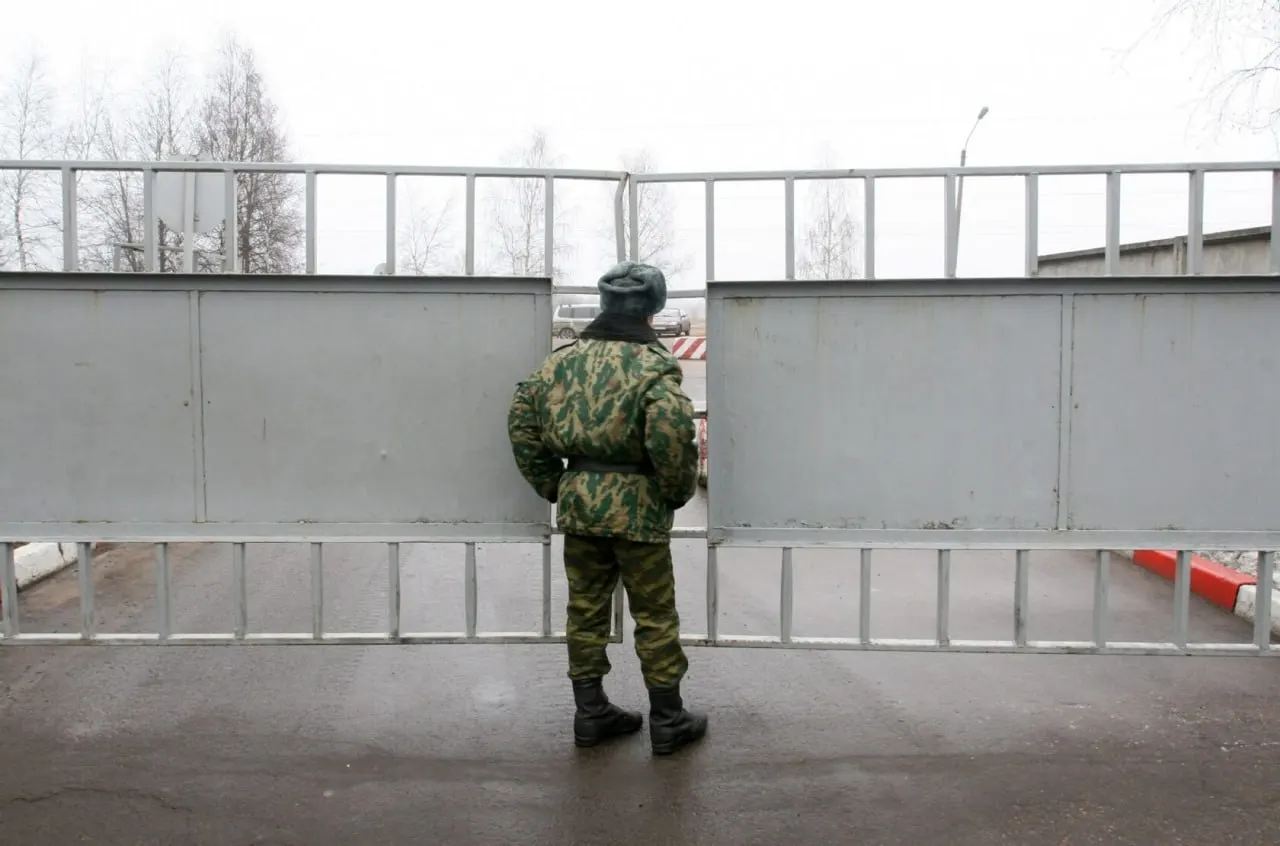 Депутат из Томска заявил, что военных всё чаще объявляют самовольно покинувшими часть (СОЧ), из‑за чего семьи остаются без положенных выплат; по разным оценкам, масштабы проблемы очень велики.