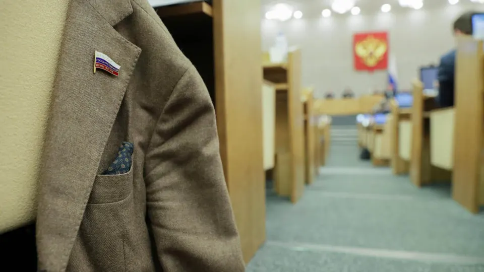 Правительство поддержало инициативу об освобождении депутатов региональных парламентов от ответственности за отсутствие или несвоевременную подачу сведений о доходах; документ требует доработки и продолжает тенденцию смягчения правил декларирования.