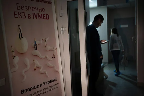 Депутаты приняли поправки к закону «О ветеранах»: после вступления их в силу вспомогательные репродуктивные технологии, в том числе экстракорпоральное оплодотворение (ЭКО), будут доступны бесплатно для жён погибших участников боевых действий и женщин‑ветеранов с инвалидностью. Суррогатное материнство и криоконсервация останутся платными.