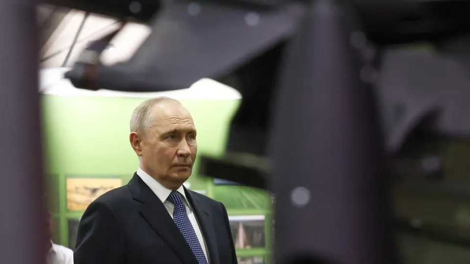 На форуме «Все для победы» Владимир Путин сообщил о добровольных пожертвованиях через ОНФ и отметил рост военных расходов бюджета; эксперты фиксируют рекордные траты и возможное дальнейшее их увеличение.