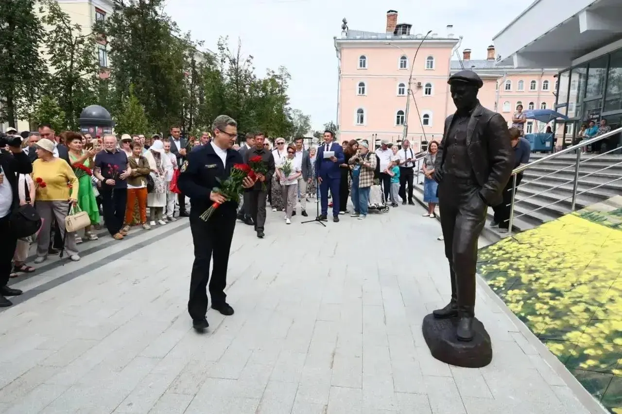 В центре города открыли бронзовый памятник режиссёру и писателю Василию Шукшину — его дочь назвала монумент «глубоким и духовным».