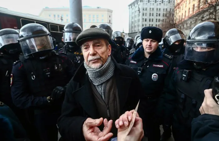 В Хорошевском суде Москвы началось заочное рассмотрение дела 84‑летнего правозащитника: обвинение просит 6,5 года лишения свободы и запрет администрировать сайты на 10 лет.