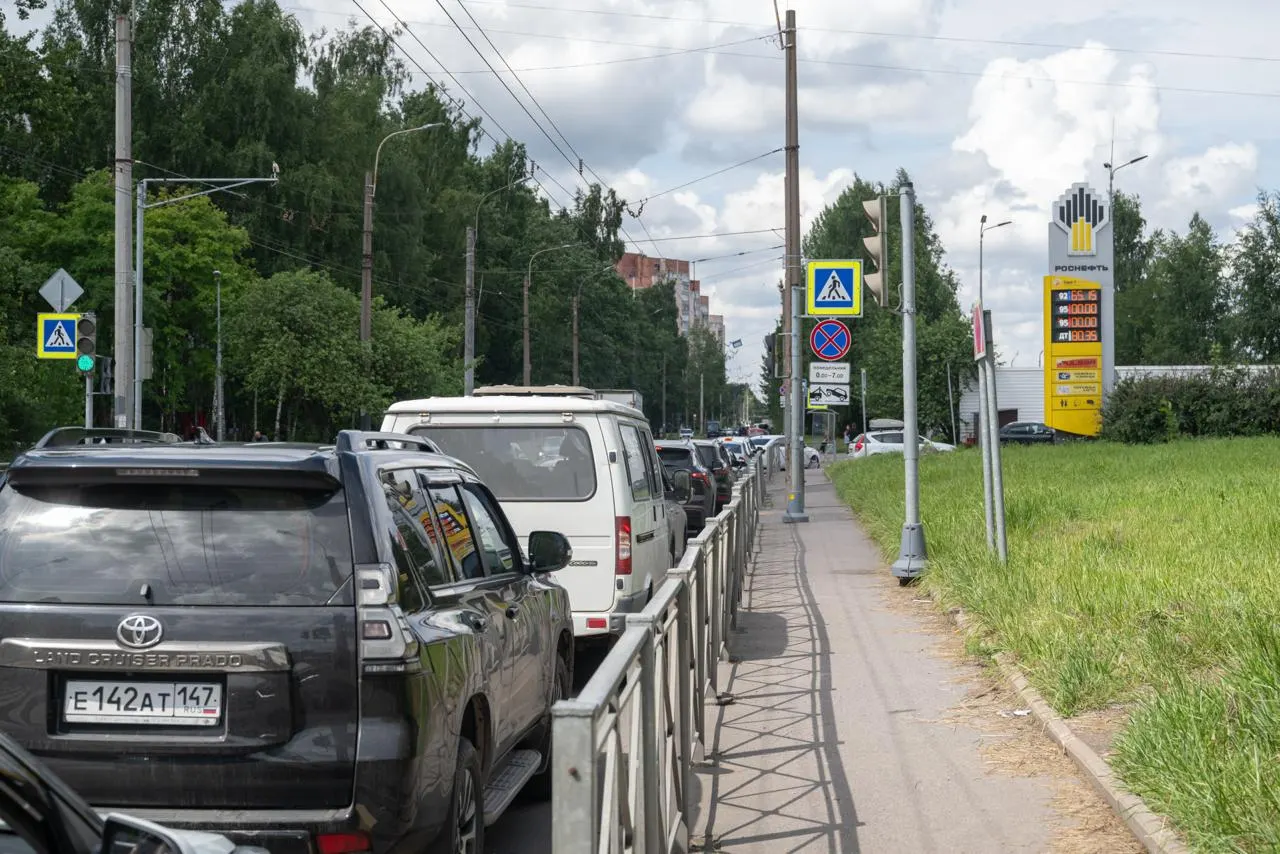 Проверка нескольких автозаправок в Санкт‑Петербурге показала, что в городе продолжают привозить бензин Евро‑5, хотя в июле в России временно разрешили оборот топлива стандарта Евро‑3.