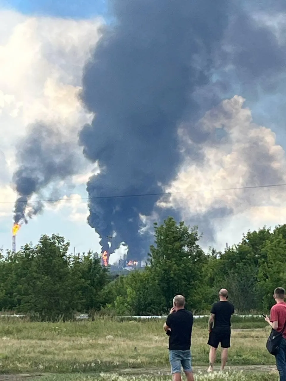 Омская область подверглась атаке дронов: на территории Омского нефтеперерабатывающего завода зафиксирован сильный пожар, в регионе ввели ограничения на авиасообщение.