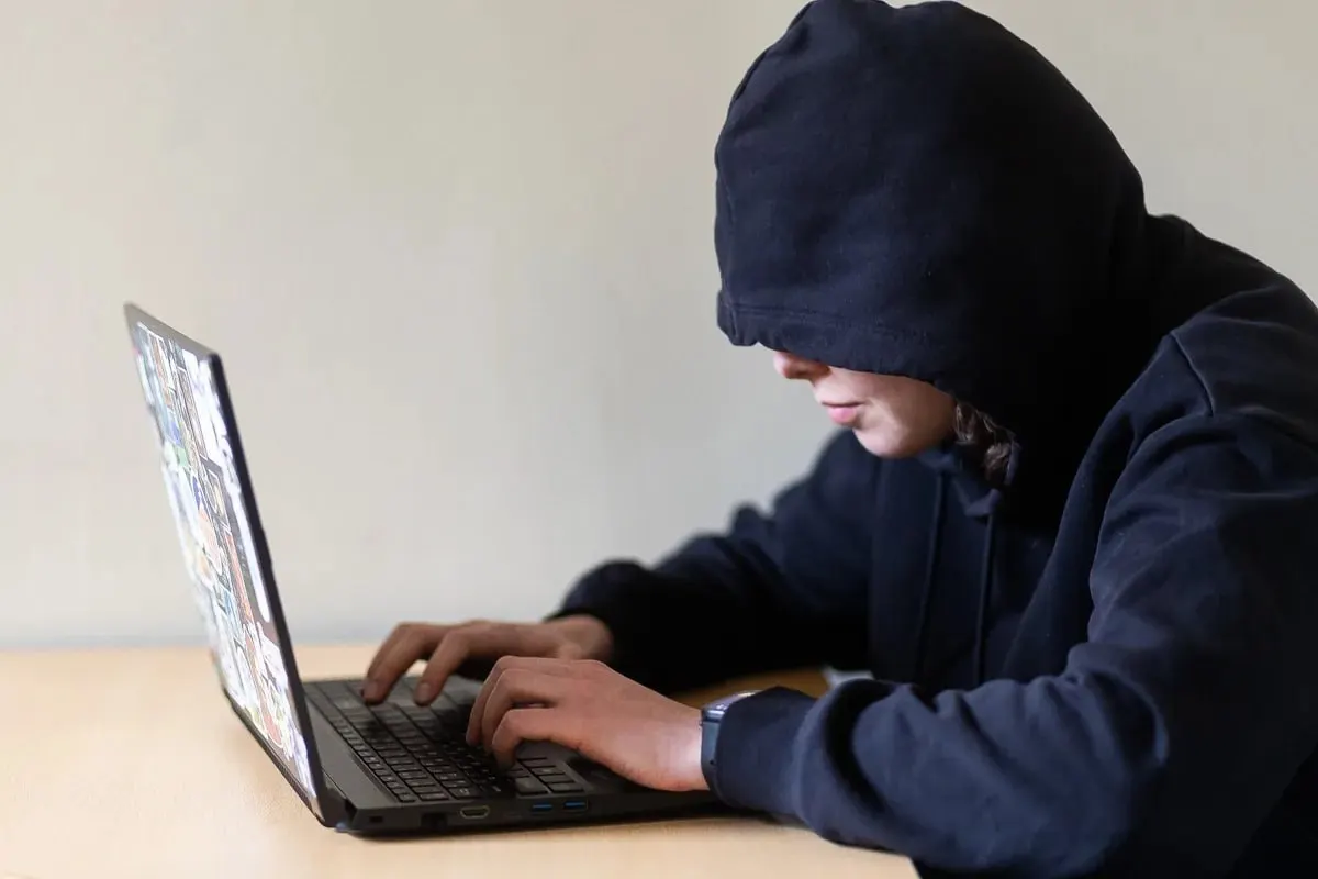 Законопроект предлагает определить формы навязчивого преследования и ввести через суд запрет приближения, контактов и посещения мест, связанных с жизнью пострадавшего; документ направлен на оценку в правительство, возможная дата вступления — 1 января 2027 года.