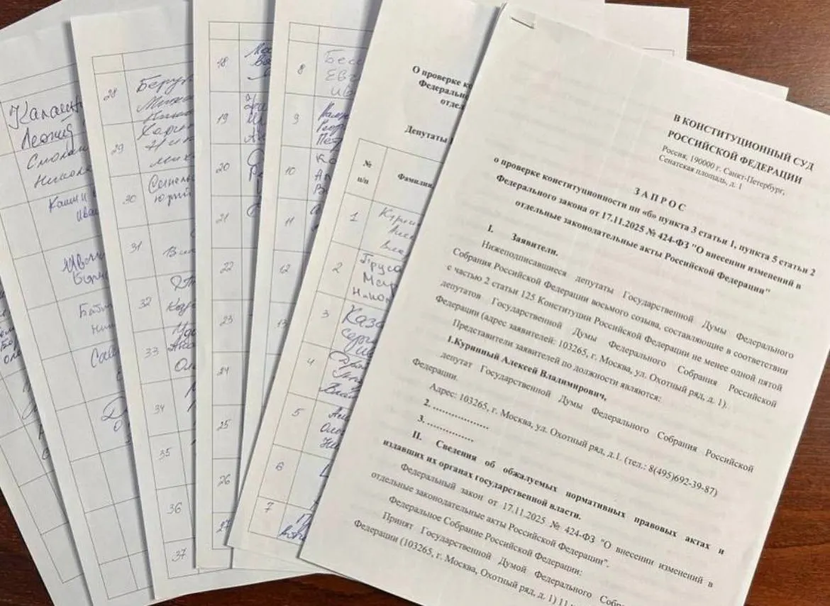 Депутат от Ульяновской области Алексей Куринный собрал 73 подписи за обращение в Конституционный суд по закону об обязательной отработке для медиков; для подачи коллективного запроса нужно 90 подписей.