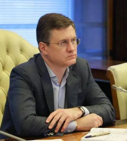 Вице‑премьер Александр Новак 7 июля провёл совещание по рынку топлива. Регионы доложили о запасах, логистике и обеспечении экстренных служб; профильным ведомствам и компаниям поручено вести ежедневный мониторинг и принимать меры для недопущения локальных перебоев.