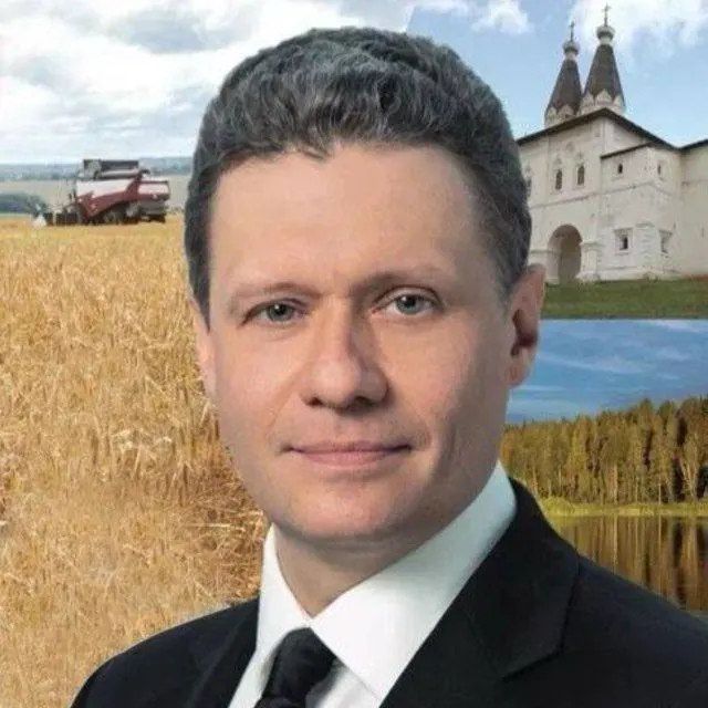 Георгий Филимонов рассказал, что на скоростном обходе Вологды у него закончился бензин вскоре после призыва жителей не создавать ажиотаж на АЗС. Он пересел в попутную машину, а затем ему помогли сотрудники ГАИ; власти обещают увеличить поставки топлива.
